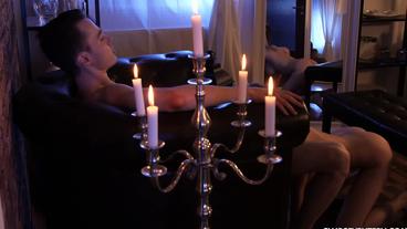 Порево русской парочки в романтический вечер при свечах
