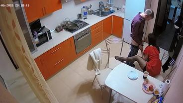 Съемка скрытой камерой отсоса и порева с супругой на кухне